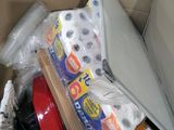 une boîte en carton remplie de papier toilette, de rouleaux de papier toilette et d'autres articles