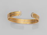 Gros plan sur un bracelet en or orné de diamants