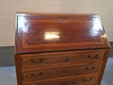 un petit bureau en bois avec un tiroir