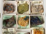 une boîte ouverte remplie d'une grande variété de roches