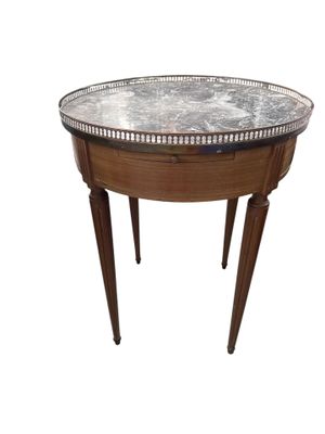 une photo d'une petite table surmontée d'un miroir