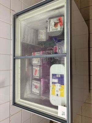 une armoire à pharmacie contenant des flacons de médicaments, située dans une salle de bains
