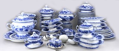 une vaste collection de vaisselle et de tasses en porcelaine bleue et blanche