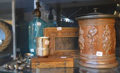 une vitrine en verre contenant de nombreux objets