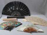 de nombreux types d'éventails posés sur une table