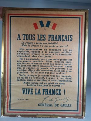 une vieille affiche française accrochée au mur d'une pièce