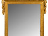 une image d'un miroir avec un cadre doré sur un fond blanc