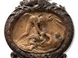 une image représentant une sculpture d'une femme et de deux enfants, dans un cadre
