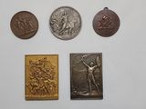 quatre médailles accrochées au mur d'une pièce
