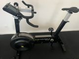 un vélo d'appartement dans un coin de la pièce