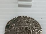 une pièce d'argent posée sur un morceau de papier