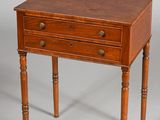 deux petites tables en bois avec des tiroirs de chaque côté