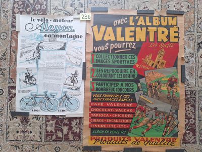 deux affiches accrochées au mur d'une pièce où se trouve un vélo