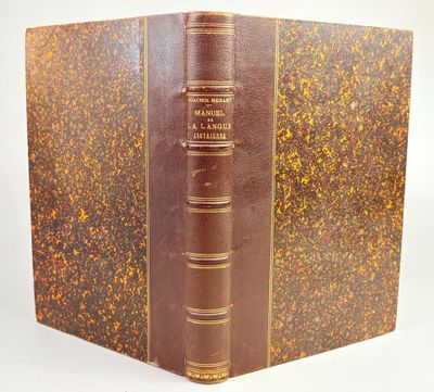 un vieux livre à la couverture brune posé sur une table