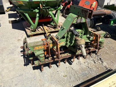 une grosse machine verte posée sur une remorque