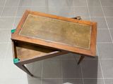 deux tables posées sur un sol carrelé