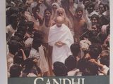 une vieille affiche de cinéma représentant Gandhi devant une foule