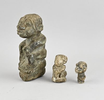 deux petites figurines représentant un homme et un enfant
