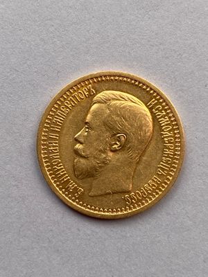 l'image d'une pièce d'or sur laquelle figure le visage d'un homme