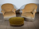 two chairs that are sitting next to each other