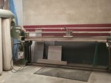 une machine qui se trouve dans une pièce, près d'un mur