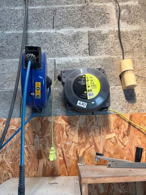 une photo d'un atelier avec des outils accrochés au mur
