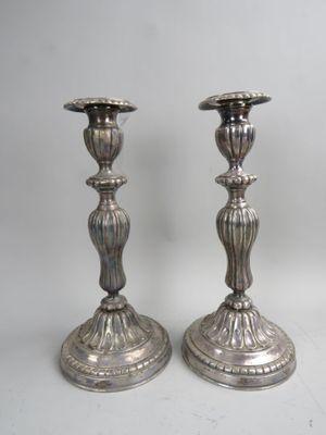 Paire de bougeoirs de forme balustre en bronze argenté.