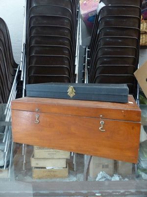 une pile de chaises et un coffre au milieu d'une pièce