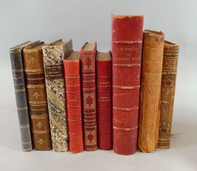 plusieurs vieux livres sont alignés sur une surface blanche