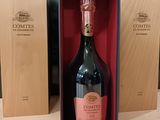une bouteille de vin dans un coffret en bois sur une table