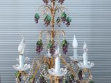 un lustre orné d'une grappe de raisin