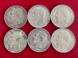 six souverains d'argent britanniques différents sur fond rouge