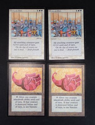quatre cartes aux motifs différents posées sur une surface noire