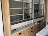 une cuisine équipée d'un réfrigérateur et d'un évier