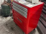 une photo d'un établi rouge dans un garage