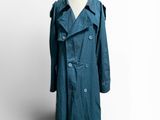 une photo d'un trench-coat bleu sur un mannequin
