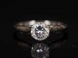 gros plan d'une bague en diamant sur une surface noire