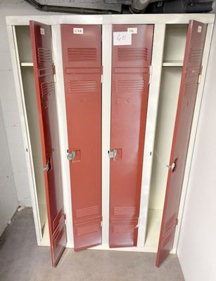deux casiers rouges dans une pièce, avec une voiture en arrière-plan