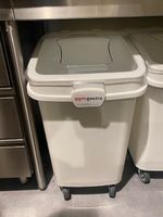 POUBELLE en pvc blanc et gris à pédalier.