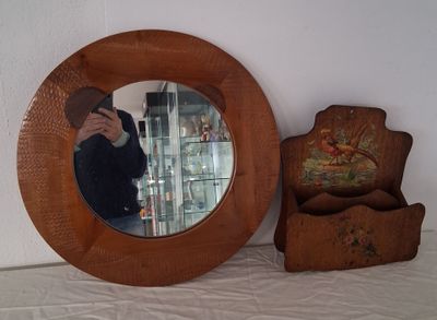 un homme se prenant en photo dans le miroir