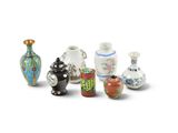 de nombreux vases de formes variées posés sur une surface blanche