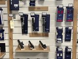 de nombreux modèles différents de téléphones portables exposés dans un magasin