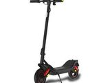 un scooter noir avec des roues rouges sur fond blanc