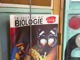 une boîte contenant un livre et une paire de ciseaux