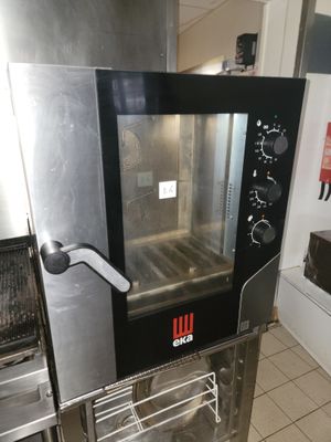 une image d'un four commercial dans une cuisine commerciale