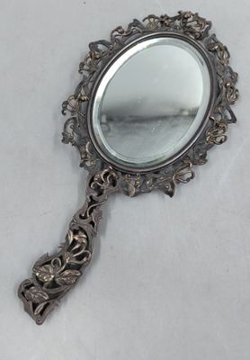 un petit miroir posé sur une table