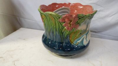 un vase contenant une fleur, posé sur une table