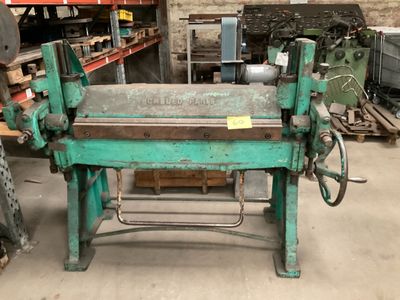 une machine verte qui est entreposée dans un entrepôt
