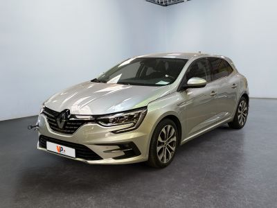 Une voiture argentée est garée dans une pièce équipée d'un ventilateur de plafond