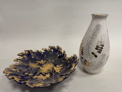 deux vases posés l'un à côté de l'autre sur une table